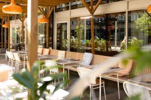 restauracja ze stołami, krzesłami i oknami w obiekcie Nordic Light Hotel w Sztokholmie