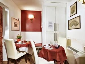 a dining room with a table and chairs at Locanda Casa Querini in Venice