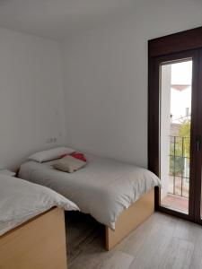 a bedroom with two beds and a window at Casa Rural "Baru" in Alpandeire +7 photos