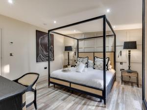 a bedroom with a black canopy bed and a table at 2 Bed in Richmond oc-95005 in Gilling