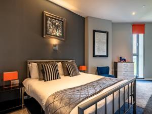 a bedroom with a bed and a painting on the wall at 9 Bed in Ipswich oc-62352 in Freston