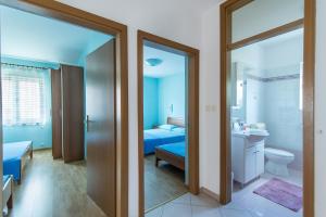 Posteľ alebo postele v izbe v ubytovaní Apartments Luci and Kety