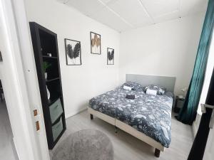 a small bedroom with a bed and a mirror at Le Antoine in Compiègne