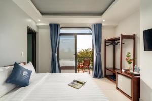 a hotel room with a bed and a balcony at Muoi Villa in Hiếu Nhơn