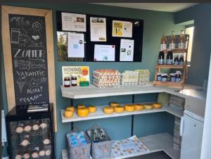 a shop with a counter with food and a chalkboard at Luxe safaritent in Leersum