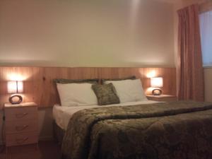 En eller flere senge i et værelse på Avondale Motor Inn