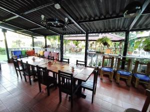 a dining room with a long table and chairs at Casa Campestre Villa Alejandra in La Tebaida