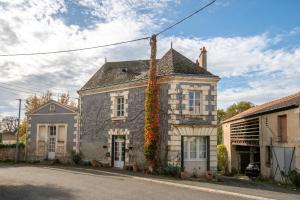 an old stone house with ivy growing on it at La Maison Haute in La Fosse-de-Tigné