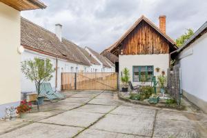 a courtyard of a house with a wooden fence at Landhaus Krell in Mitterretzbach