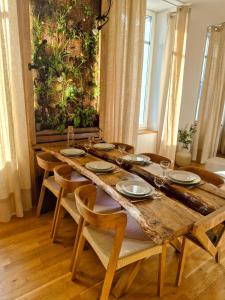 a wooden table with chairs and a large aquarium at Le Damier in Castres +3 photos