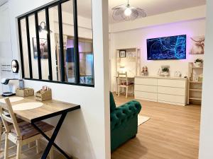 a living room with a green couch and a table at Summer Studio in Constanţa