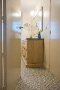 a bathroom with a sink and a mirror at 'Op de Borgt' met Finse Grill Kota in Wellen +81 photos