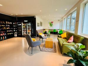 a living room with a green couch and chairs at Bonnox Boardinghouse & Hotel in Bonn