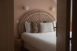 a bedroom with a large bed with a wooden headboard at Sézam Appart’Hôtel Saint-Malo in Saint Malo