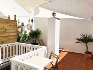a white room with plants and a white table at Villa 2 Quartos by WOT Lodge Soul in Ericeira