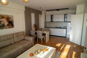 a living room with a couch and a table at Nedodjija apartman in Leskovac