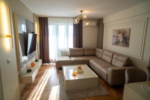 a living room with a couch and a table at Nedodjija apartman in Leskovac