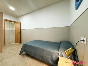 a bedroom with a bed in a room at El Piso Bajo in San Juan de Moró