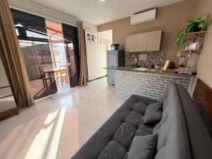 a living room with a couch and a kitchen at Pousada Acalanto in Aracaju