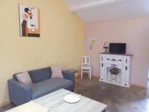 a living room with a couch and a tv at casa thocamalu's in Covelo