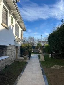a walkway in front of a house at Résidence P&C Studio calme & cosy proche Paris - Neuilly-sur-Marne in Neuilly-sur-Marne