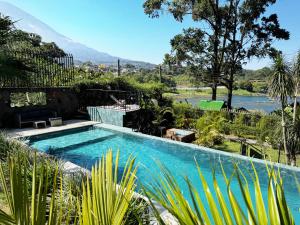 a swimming pool with a view of a mountain at Toliman Room in San Lucas Tolimán