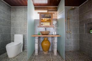 a bathroom with a sink and a toilet at 古城区瑾琳客栈 in Lijiang +32 photos