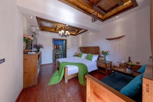 a bedroom with a bed and a couch in a room at 古城区瑾琳客栈 in Lijiang