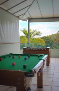 a pool table with balls on it in a room at Camping Quedasdagua in Itu