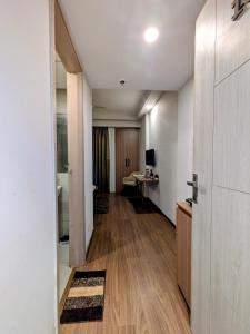 a room with a hallway with a desk and a door at Omaxe Air B&B in Greater Noida