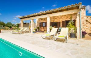 an image of a villa with a swimming pool at Esplendor in Campos
