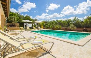 a swimming pool with lounge chairs next to a house at Esplendor in Campos