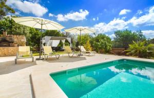 a swimming pool with two umbrellas and two chairs at Esplendor in Campos