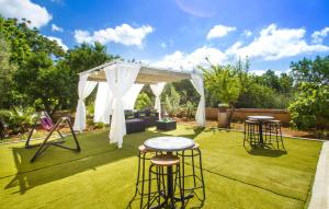 a backyard with a gazebo and chairs and tables at Esplendor in Campos