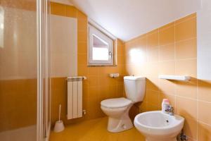 a bathroom with a toilet and a sink and a shower at Casa Malù in SantʼAlfio