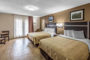 Кровать или кровати в номере Quality Inn & Suites +24 фотографии