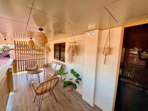 ein Wohnzimmer mit Stühlen, einem Tisch und einem Tisch in der Unterkunft L Casa in Coron