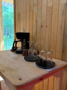 a wooden counter with glasses and a coffee maker at Cabaña en el Rancho in San Jose del Pacifico