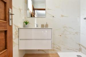 a bathroom with a white sink and a mirror at Feel Discovery Quinta do Muro Douro Valley in Peso da Régua