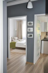 イェレニャ・グラにあるApartament Rosaのベッドルーム1室(ベッド1台付)、鏡付きのベッドルーム1室が備わります。