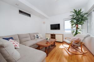a living room with a couch and a table at Apartment Bernarda in Igrane