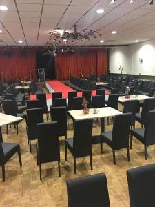 a conference room with tables and chairs at Hotel het Gemeentehuis Uithuizen in Uithuizen