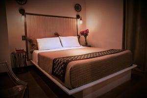 Cama ou camas em um quarto em La Isabela Suites