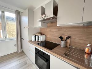 a kitchen with a sink and a microwave at Mono Giudici in Clusone