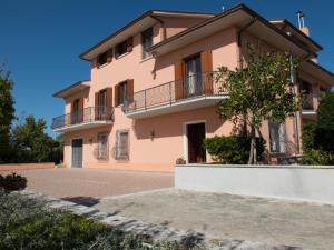 een groot roze huis met een oprit bij B&B Verde Irpinia in Gesualdo