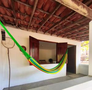 a hammock hanging on a wall in a room at Chalé em Tatajuba in Tatajuba