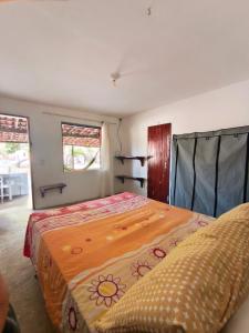 a bedroom with two beds and two windows at Chalé em Tatajuba in Tatajuba
