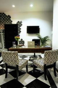 Uma TV ou centro de entretenimento em La Isabela Suites