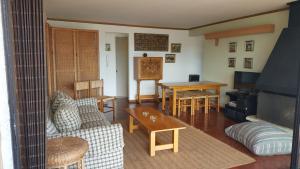 sala de estar con sofá y mesa en Fortezuelo - Colina III, en Viña del Mar