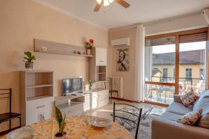 a living room with a couch and a table at Casa Niky in Verbania